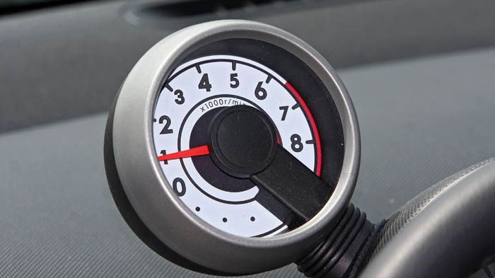 Oi λεπτομέρειες του Aygo όπως το στροφόμετρο κάνουν νεανική την εικόνα του. 